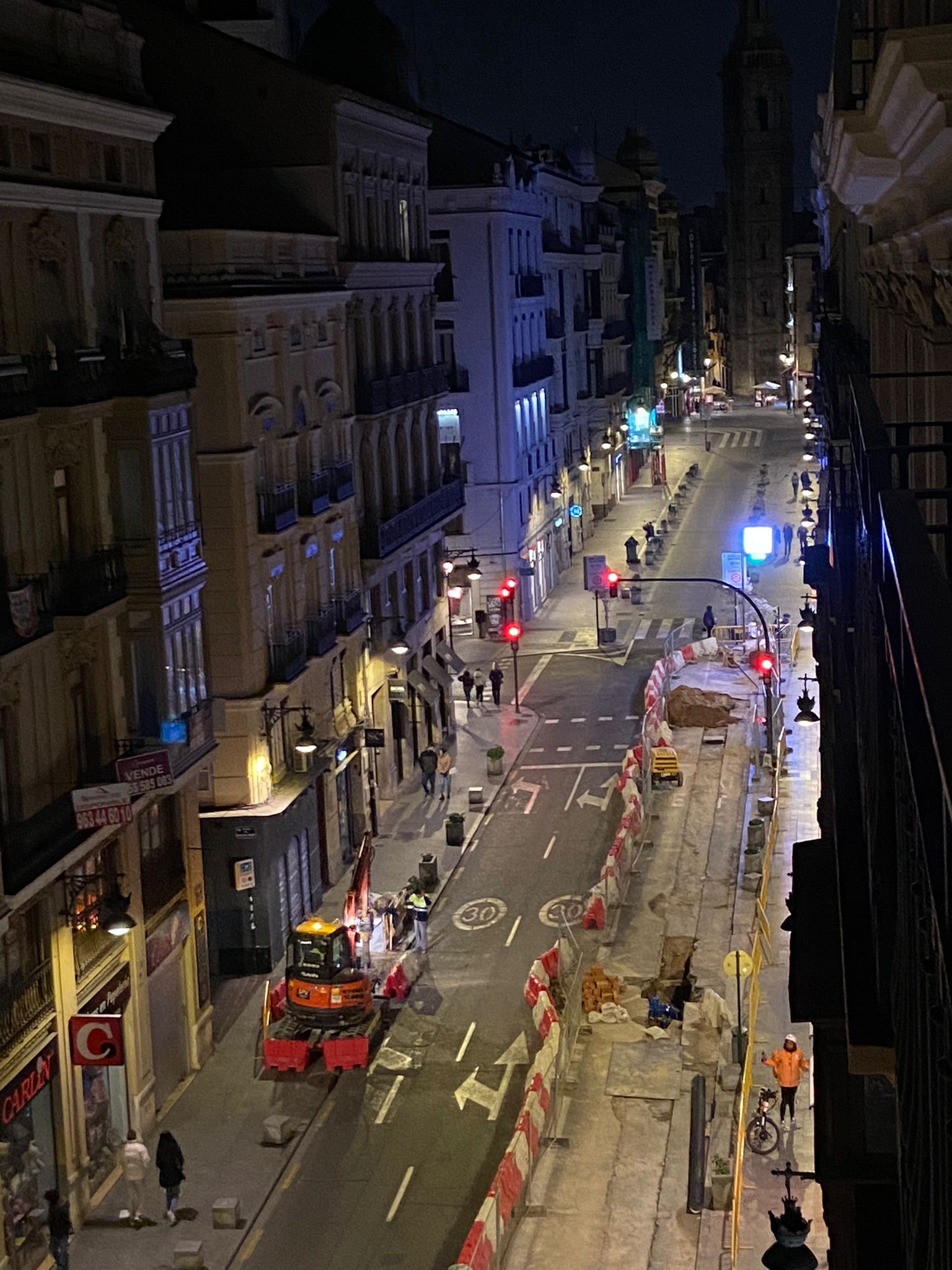 Noche en vela en la calle de la Paz de Valencia: trabajos de madrugada por una fuga de agua
