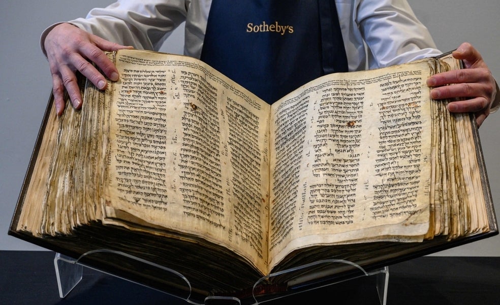 Subastan la Biblia más antigua del mundo