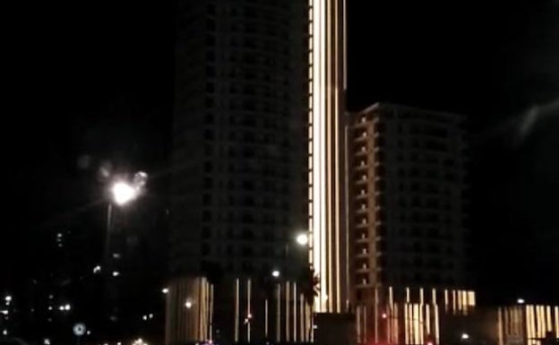 La torre de Bofill ya ilumina la noche de Valencia