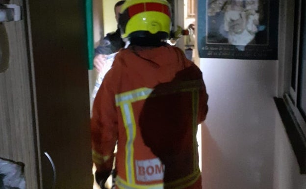 Rescatan a una anciana y a su hijo de un incendio en Cullera