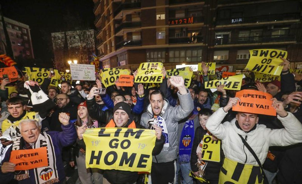 Tarjeta roja a Peter Lim en Mestalla frente a la Real Sociedad en el minuto 19