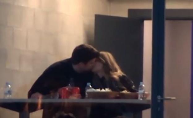 Gerard Piqué y Clara Chía se comen a besos en el palco