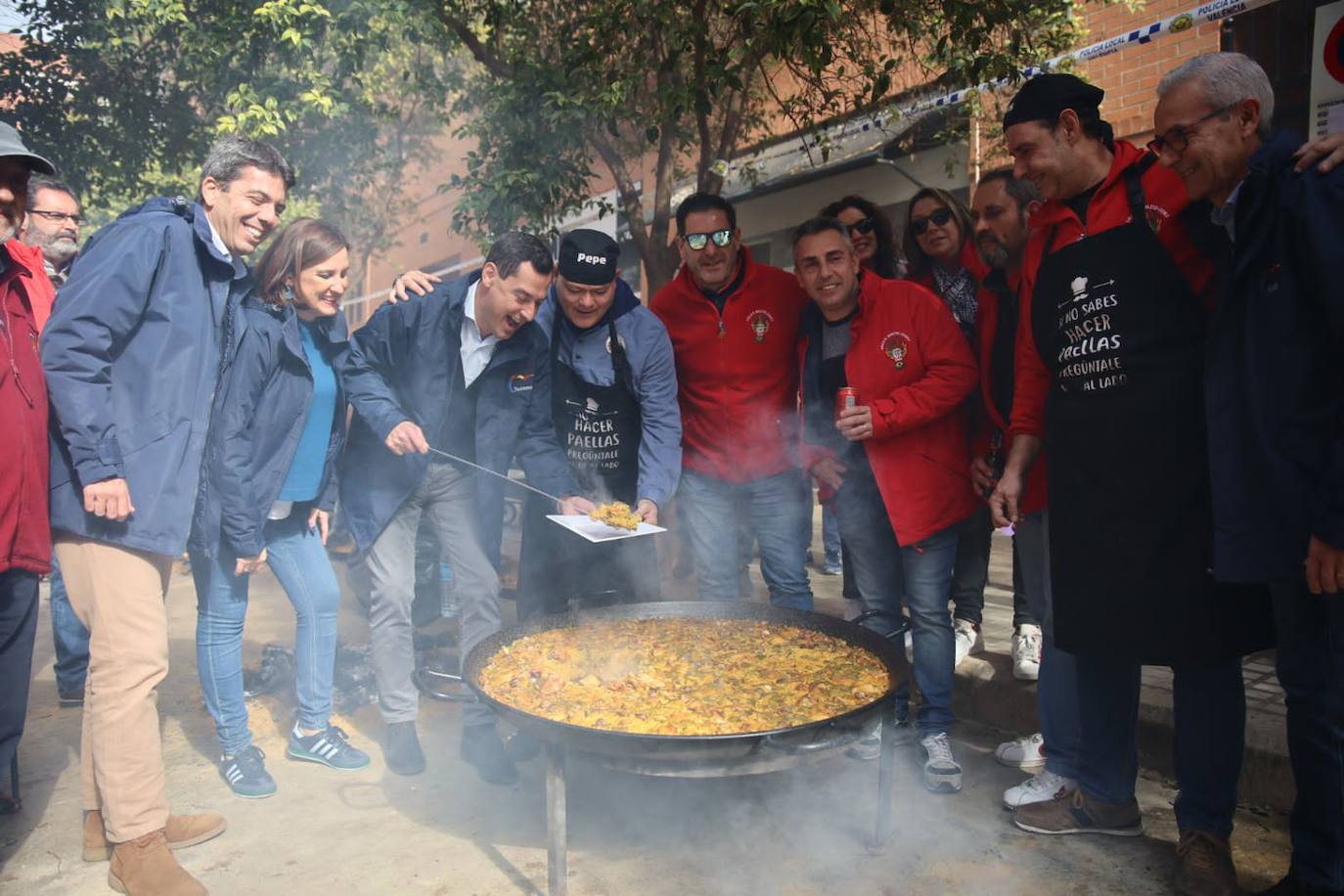 La paella más fallera del presidente de Andalucía