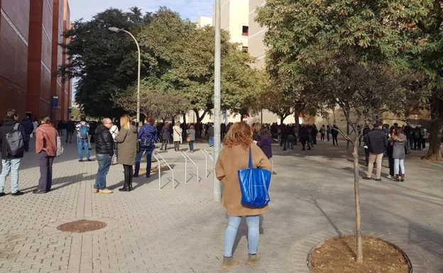 Decenas de personas en el campus de la Universitat de València, este sábado./lp