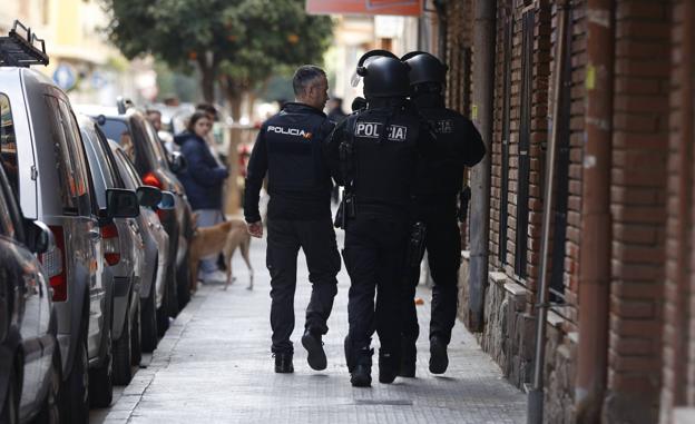 Hallan muerto a un hombre tras atrincherarse con una pistola con su familia en Alaquàs