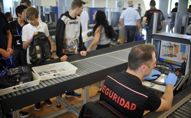 Los pasajeros no tendrán que sacar líquidos y portátiles en los controles de aeropuertos a partir de 2024