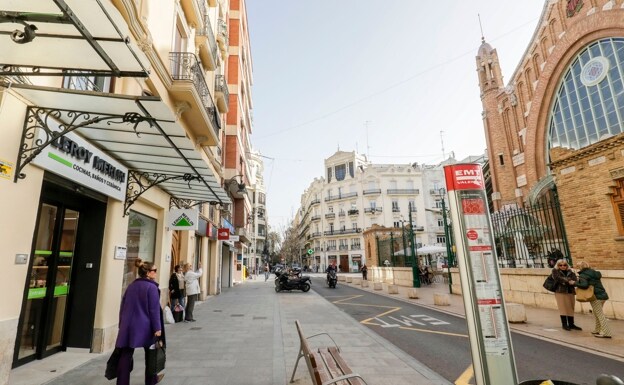 Las grandes cadenas se lanzan a competir con el comercio de proximidad en Valencia