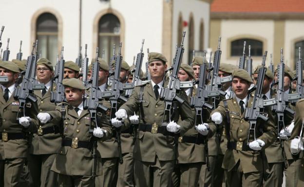 El Ejército español elimina parcialmente el límite de edad para impulsar la promoción interna