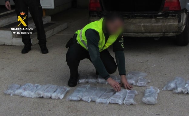 La Guardia Civil intercepta 23 kilos de hachís ocultos en un vehículo que trataba de embarcar en Dénia destino Ibiza