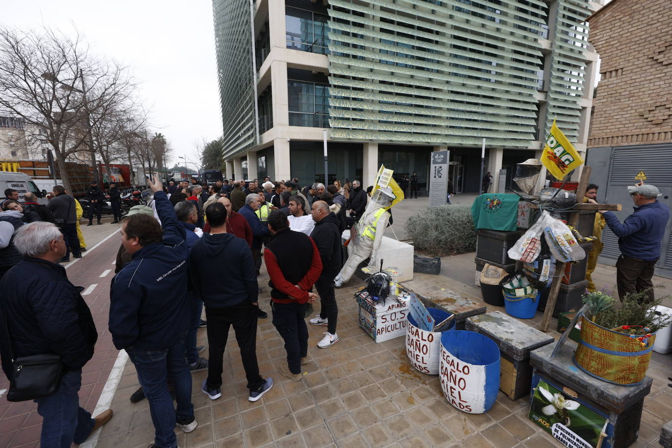 Apicultores valencianos protestan con una camionada