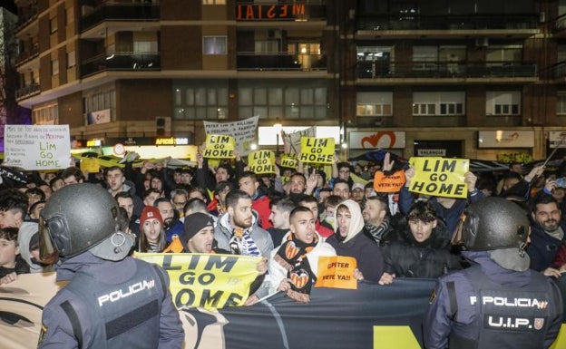 Alta tensión en las peñas en medio de la crisis del Valencia