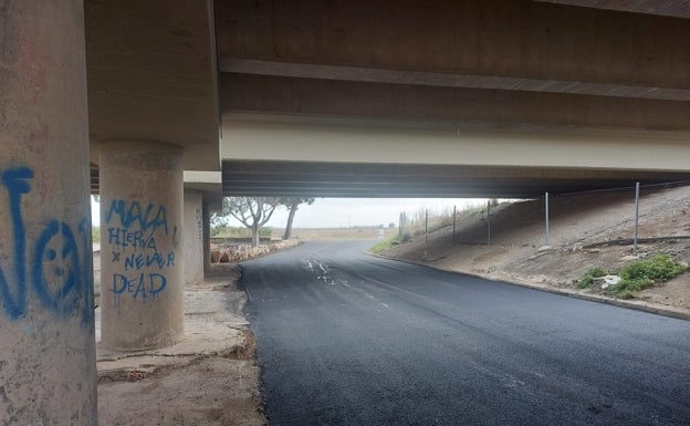 Almussafes asfalta un camino rural afectado por la DANA de 2020