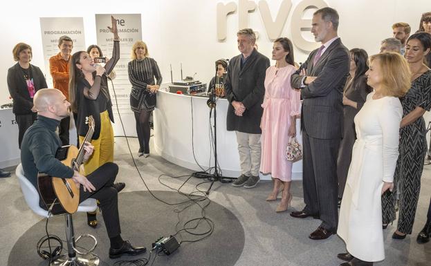 Blanca Paloma canta 'Eaea' en acústico a los Reyes en ARCO