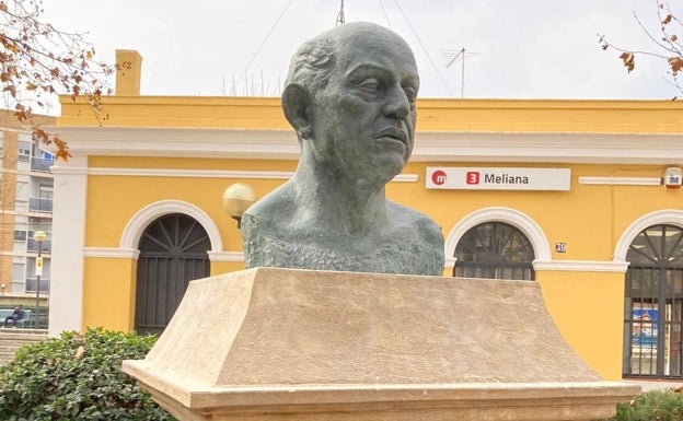 Meliana repone el busto de bronce robado de la plaza de la estación el año pasado