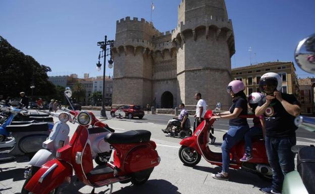 Mil vespas dan la bienvenida a las Fallas este domingo