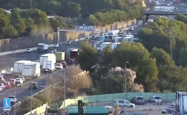 Largas colas en la Pista de Ademuz y la A-7 complican el tráfico en Valencia