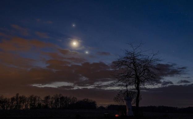 Qué son esas extrañas luces al lado de la Luna y por qué no volverán a verse hasta 2025