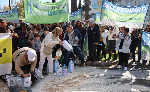 Los afectados por la Ley de Costas claman en la Comunitat contra el «expolio» de sus viviendas