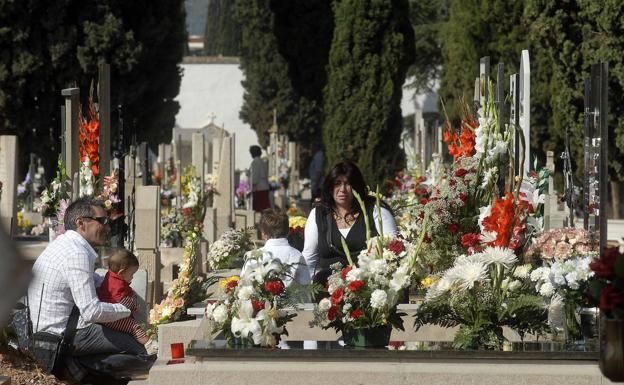 Castellón erige un memorial en el cementerio que dignifica la obra y la figura de la escritora Concha Alós