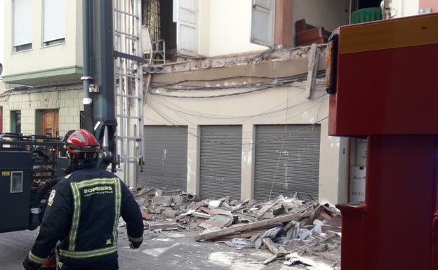 Los balcones de un edificio se desploman sin causar víctimas en la Vall d'Uixò