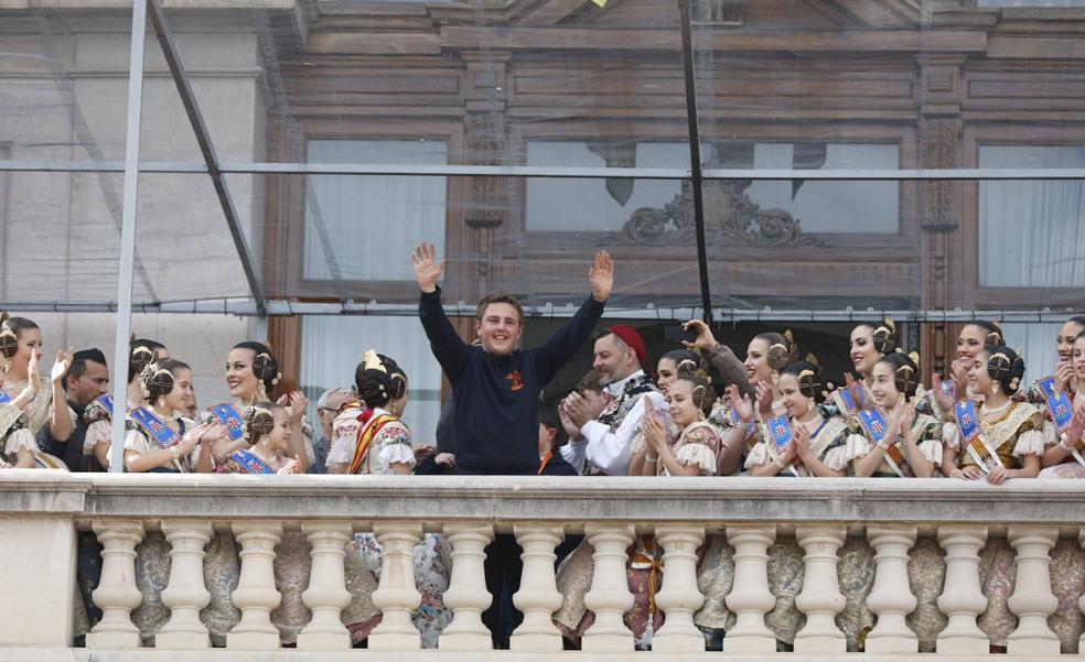 Una plaza abarrotada para vivir la primera mascletà de las Fallas 2023