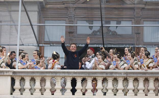 Una plaza abarrotada para vivir la primera mascletà de las Fallas 2023