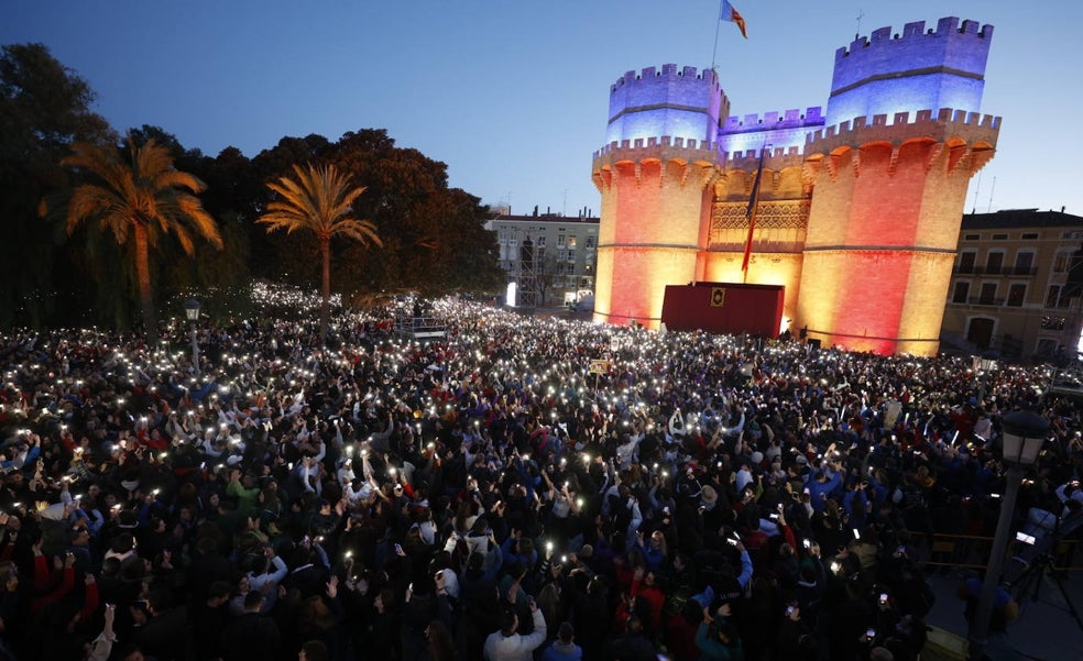 La Crida a las Fallas más multitudinaria hace un llamamiento a la paz