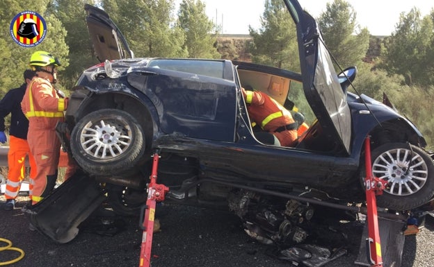 Atrapada en su coche tras dar varias vueltas de campana en Caudete de las Fuentes