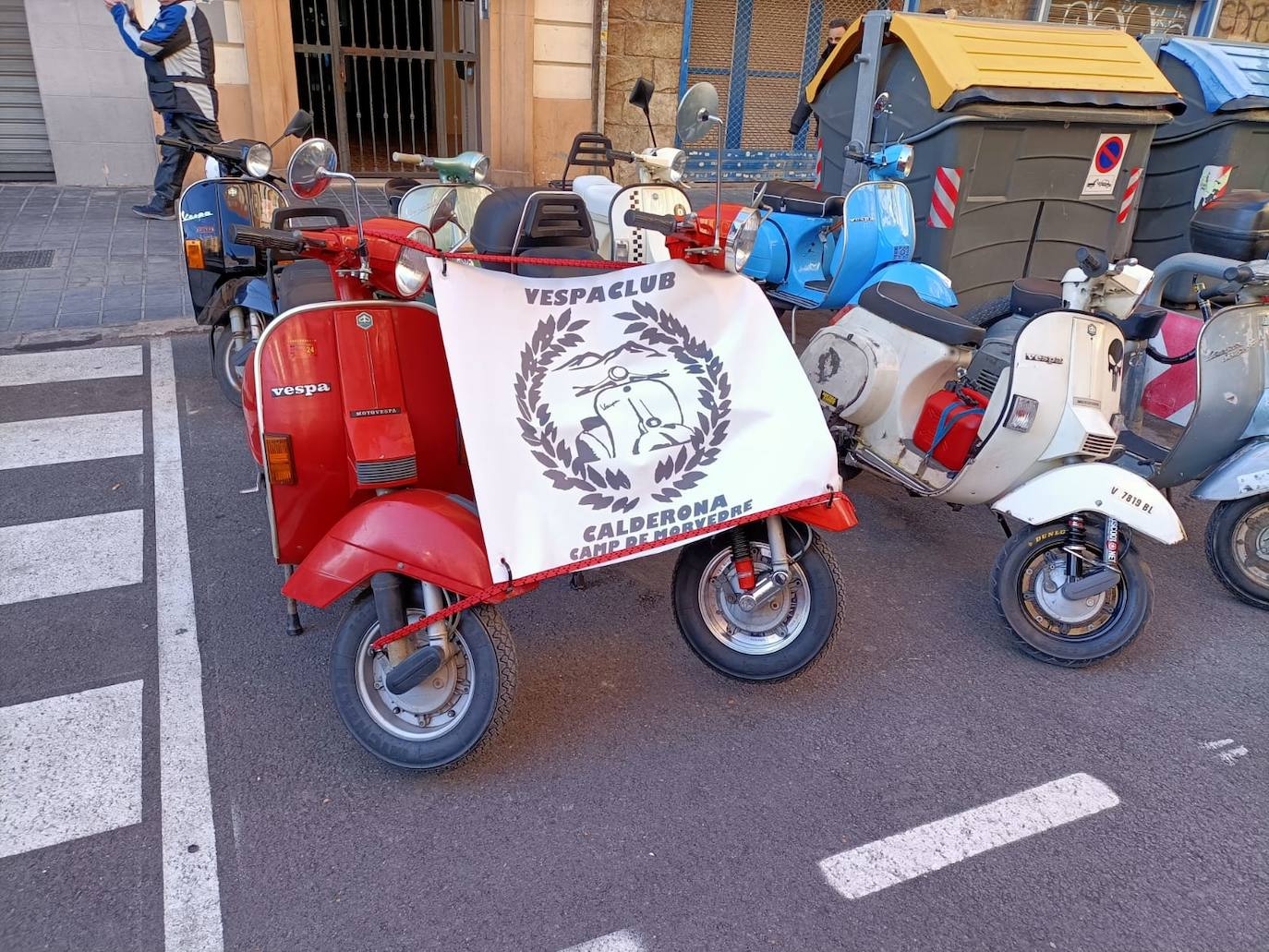 Las vespas dan la bienvenida a las Fallas 2023