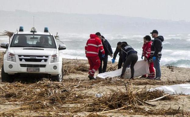 Polémica en Italia por la falta de socorro a la nave de migrantes antes de que naufragara