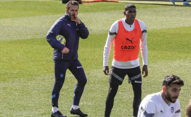 El Valencia prepara el duelo ante el Barcelona con seis lesionados y cinco jugadores del filial