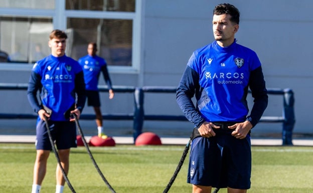 Álex Muñoz se recupera a tiempo para el partido ante el Huesca