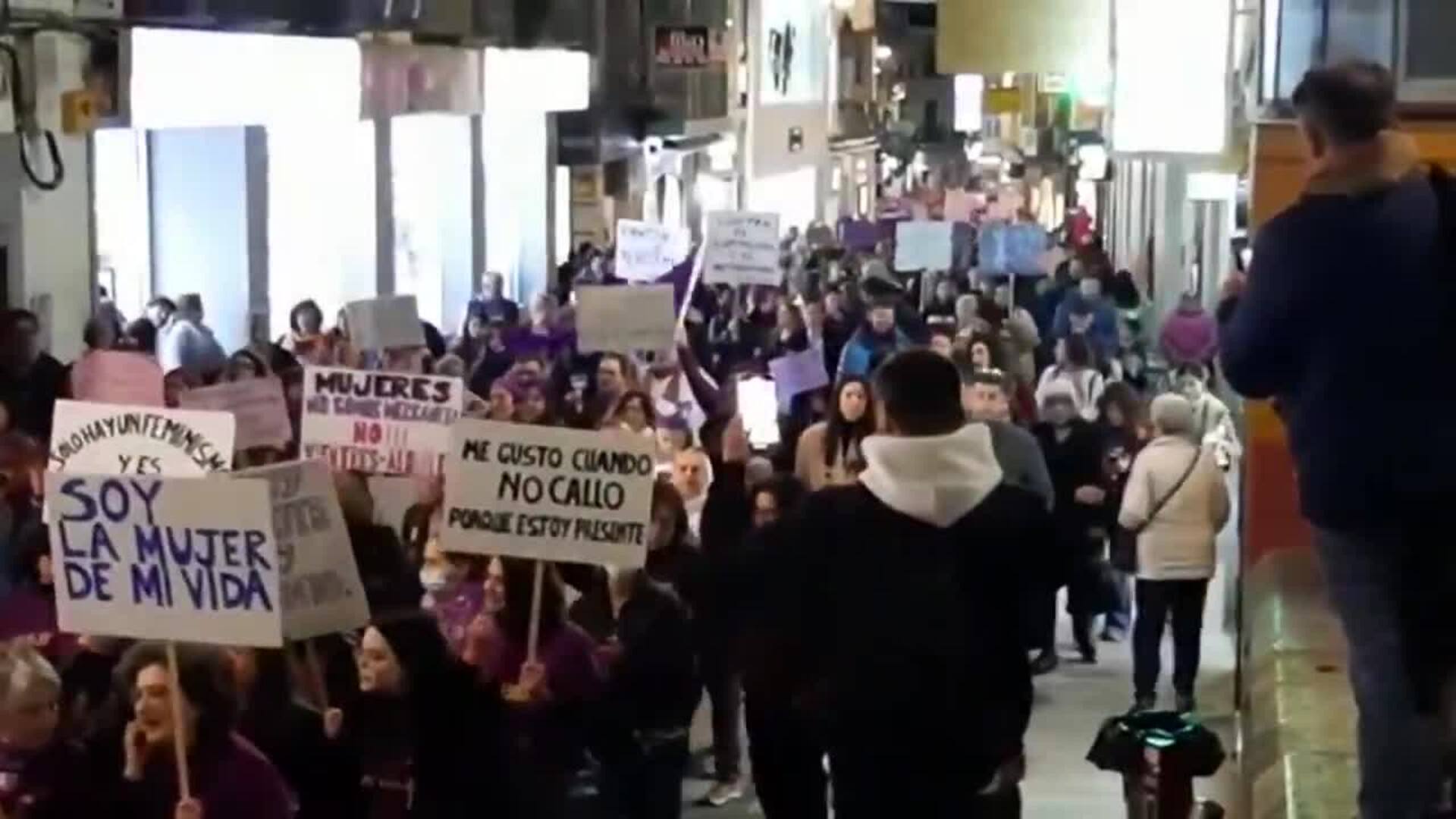 Cientos de mujeres se manifiestan por las calles de Mérida en el 8M ...