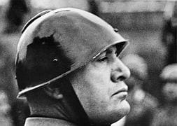 Benito Mussolini, en un desfile militar. / AP/