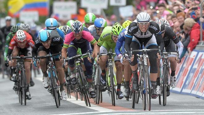 Bouhanni vence sobre la lluvia