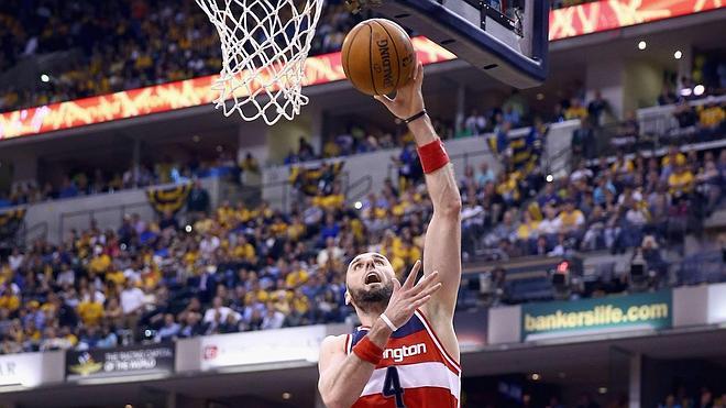 Gortat y Wall alargan la vida de los Wizards ante los Pacers