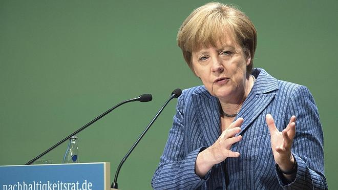 Merkel prefiere un presidente consensuado de la Comisión, pese a las críticas