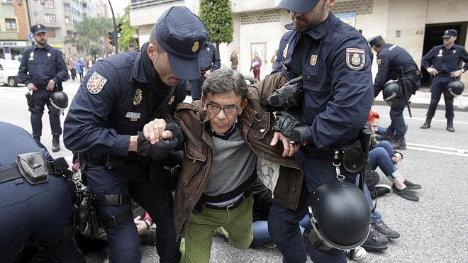 Desalojan el centro 'okupa' La Madreña de Oviedo