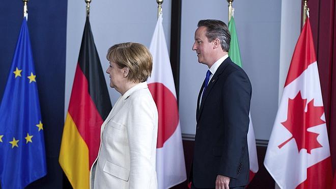 Cameron y Merkel discuten el relevo en la presidencia de la Comisión Europea