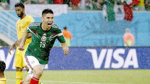 Oribe Peralta resuelve bajo el chaparrón