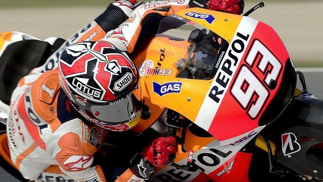 Pedrosa aprovecha el primer error de Márquez