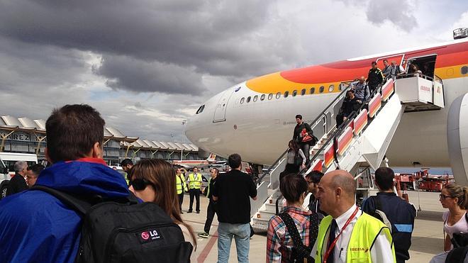 Un rayo impacta en un ala del avión de España antes de aterrizar en Barajas