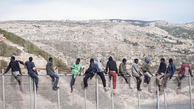 Melilla cierra sus pasos fronterizos para frenar la entrada de 500 subsaharianos a la carrera