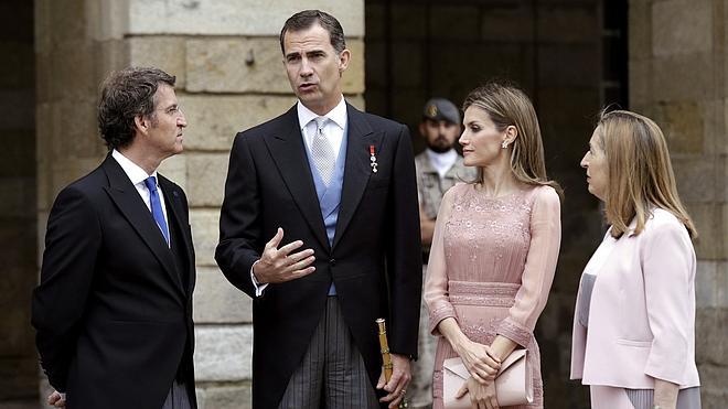 El Rey muestra al Apóstol su «profundo dolor» por la tragedia de Angrois