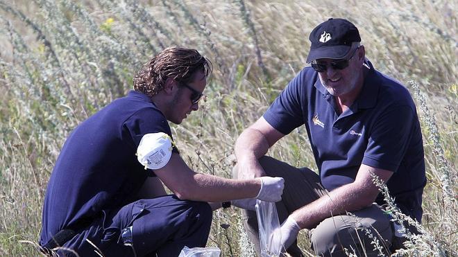 Hallan más restos humanos en la zona del avión siniestrado en Ucrania