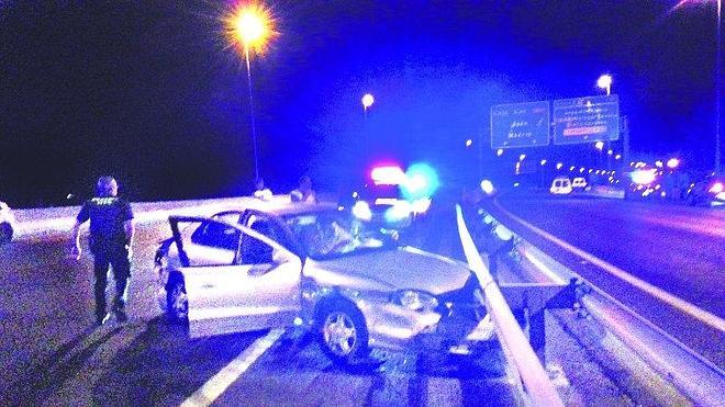 Detenido por circular ebrio, sin carné y chocar contra la Policía