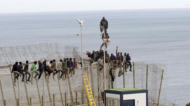 Los guardias civiles piden «directrices» ante las avalanchas en Ceuta y Melilla