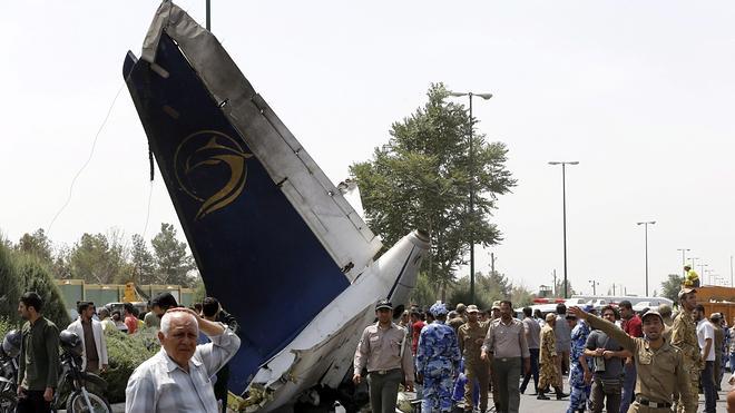 Ocho supervivientes y 40 muertos al estrellarse un avión en Teherán