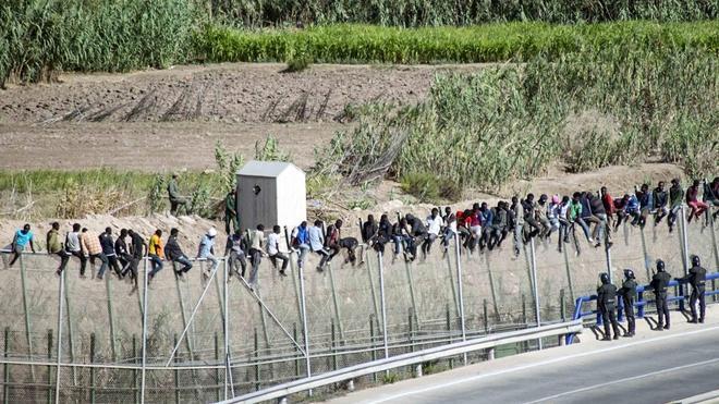 Casi un millar de inmigrantes intenta entrar a Melilla y alrededor de 80 lo consiguen