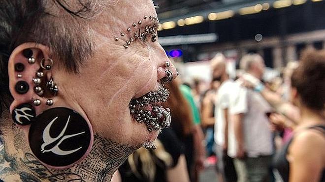 Impiden entrar en Dubái al hombre con más piercings del mundo